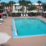 Econo Lodge Inn & Suites